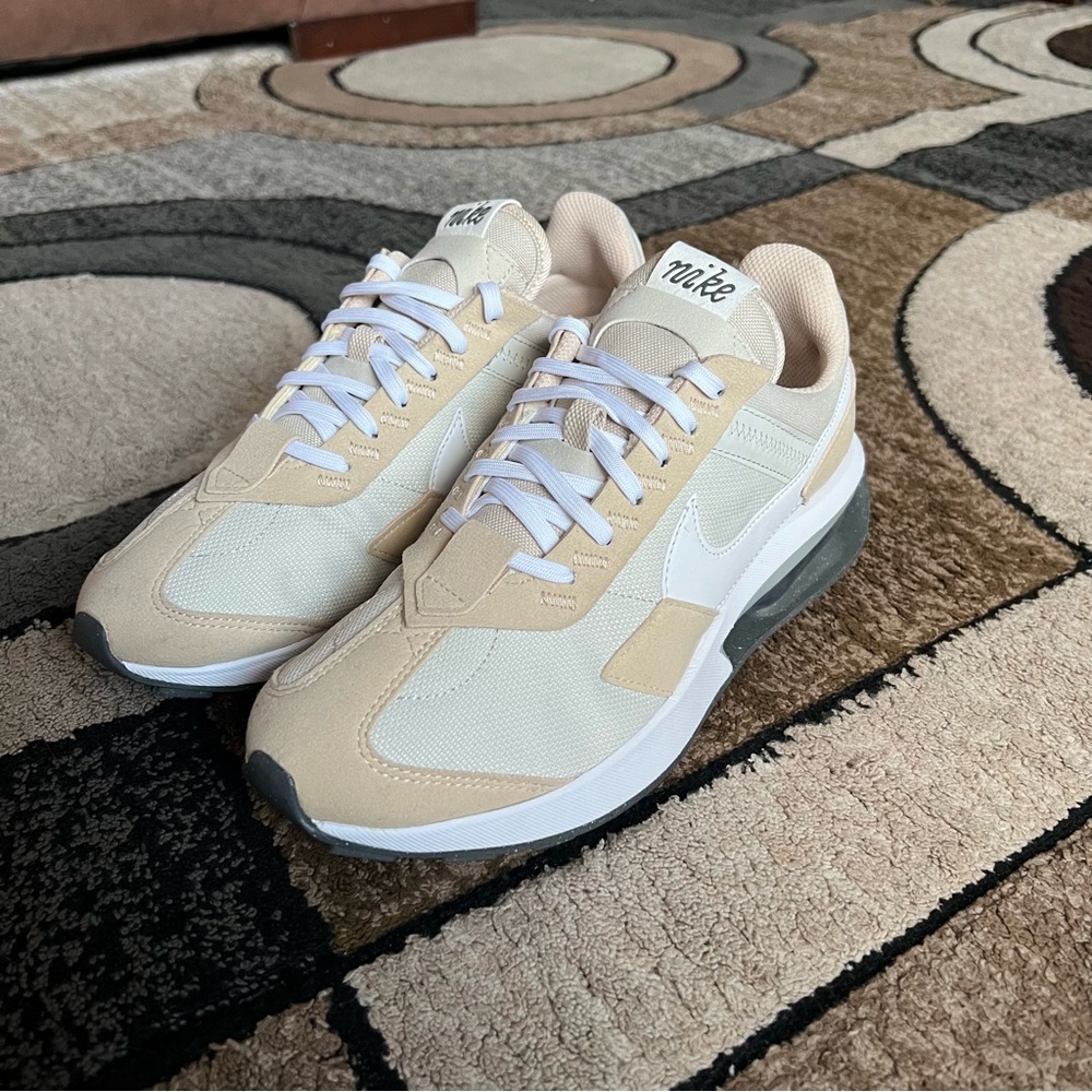 Women’s Nike Air Max Pre-Day Size 8.5